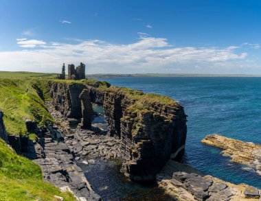 Wick, Birleşik Krallık - 26 Haziran 2022: Caithness Sahili manzarası ve tarihi Sinclair Girnigoe Kalesi kalıntıları