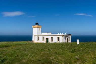 John O 'Groats, Birleşik Krallık - 26 Haziran 2022: Kuzey İskoçya' daki tarihi Duncansby Baş Feneri manzarası