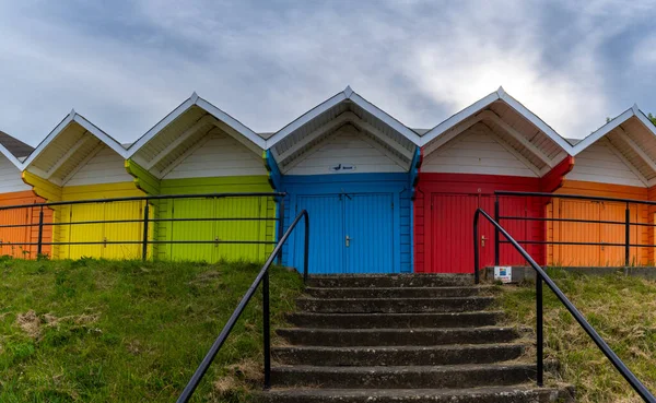 Scarborough Verenigd Koninkrijk Juni 2022 Uitzicht Kleurrijke Houten Strandhutten Het — Stockfoto