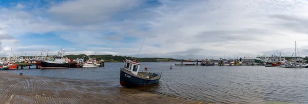 Killybegs Irsko Července 2022 Panoramatický Pohled Barevné Rybářské Lodě Přístavu — Stock fotografie