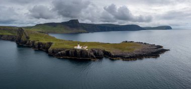 Neist Point Deniz Feneri 'nin ve Skye Adası' nın batı kıyısındaki Minch 'in insansız hava aracı görüntüsü.
