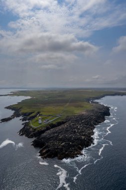 Boradhaven Körfezi 'nin insansız hava aracı manzarası ve Gubbacashel Point' teki Hsitoric Broadhaven Deniz Feneri
