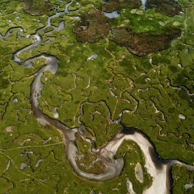 Kuzey İlçesi Mayo 'daki Carrowmore Lacken tuzlu bataklığının dereleri, havuzları ve nehirlerinin aşağı manzarası.