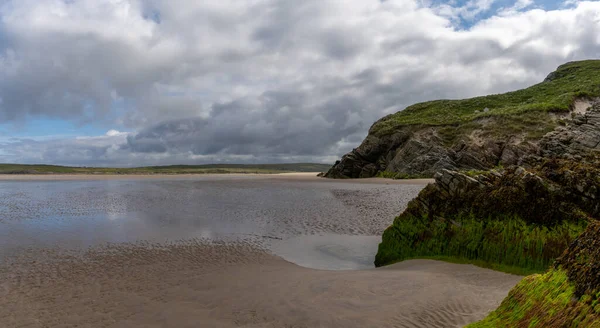 View Picturesque Golden Sand Maghera Beach Algae Covered Rocks Cliffs — Stockfoto