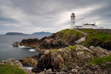 Fanad Head Deniz Feneri ve İrlanda 'nın kuzey kıyısındaki Peninsula' nın uzun pozlu görüntüsü