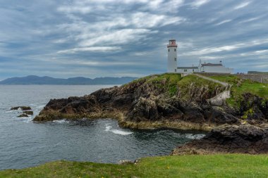 İrlanda 'nın kuzey kıyısındaki Fanad Head Deniz feneri ve Peninsula manzarası