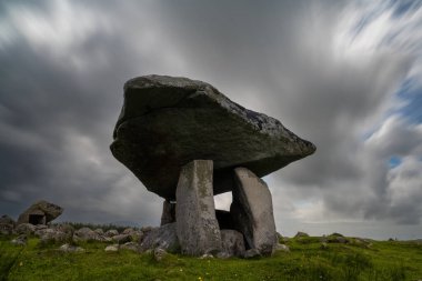 İrlanda 'nın Donegal ilçesindeki Kilclooney Dolmen' in uzun pozlu görüntüsü
