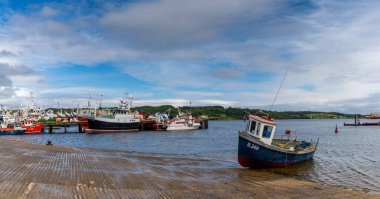 Killybegs, İrlanda - 14 Temmuz 2022: Killybegs sanayi balıkçılık limanında renkli balıkçı tekneleri ve balıklar