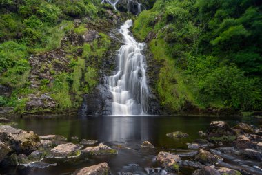 İrlanda 'da Donegal İlçesi kıyılarındaki Assaranca Şelalesi' nin yatay görüntüsü