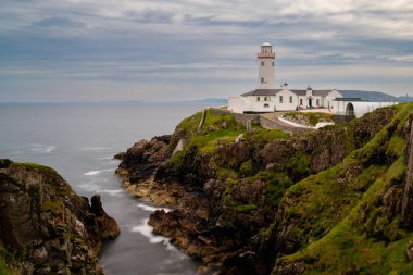 Fanad Head Deniz Feneri ve İrlanda 'nın kuzey kıyısındaki Peninsula' nın uzun pozlu görüntüsü
