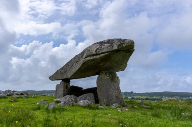 İrlanda 'nın Donegal ilçesindeki Kilclooney Dolmen manzarası