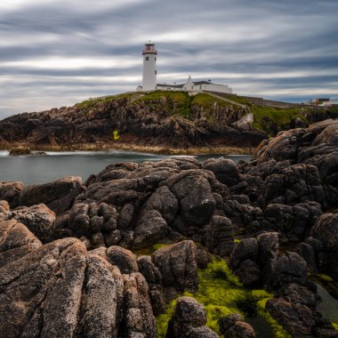 Fanad Head Deniz Feneri ve İrlanda 'nın kuzey kıyısındaki Peninsula' nın uzun pozlu görüntüsü