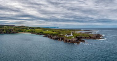 Fanad Head Deniz Feneri ve İrlanda 'nın kuzey kıyısındaki Peninsula' nın panorama drone manzarası
