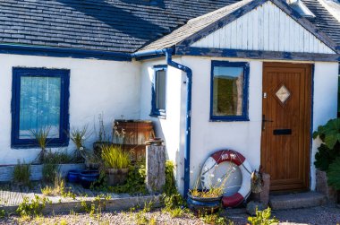 Peterhead, Birleşik Kingdpom - 23 Haziran 2022: Aberdeenshire sahilindeki tipik ahşap İskoç kulübesi