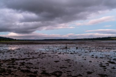 Gün batımında Dumbarton yakınlarındaki Clyde Nehri manzarası
