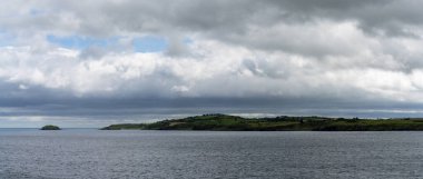 Kuzey İrlanda 'da Larne limanı yakınlarındaki Ferris Point manzaralı bir manzara.