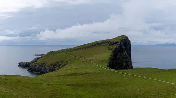 Skye Adası Ndaki Neist Point Kıyısındaki Yeşil Uçurumların Manzarası — Stok fotoğraf