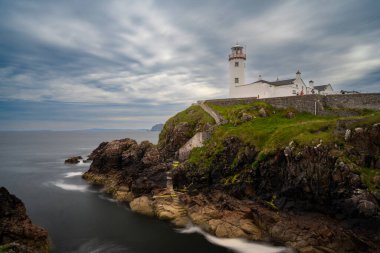 Fanad Head Deniz Feneri ve İrlanda 'nın kuzey kıyısındaki Peninsula' nın uzun pozlu görüntüsü