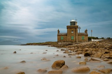 İrlanda 'da County Mayo' daki Mullet Yarımadası 'ndaki tarihi 19. yüzyıl Blacksod Deniz Feneri' nin uzun soluklu görüntüsü.