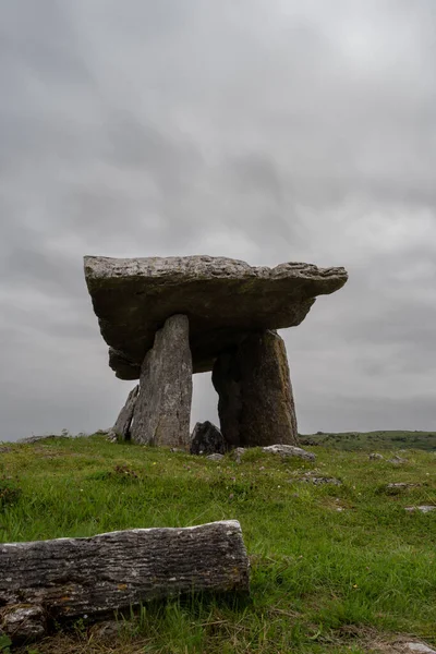 Long Exposure View Poulnabrone Dolmen Overcast Sky County Clare Western — Foto de Stock
