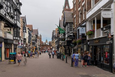 Chester, Birleşik Krallık - 26 Ağustos 2022: Meşgul ana caddede birçok insanın bulunduğu tarihi şehir merkezi Chester manzarası