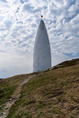 Batı İrlanda 'da Baltimore Limanı' nın girişindeki tarihi Baltimore Beacon 'ın yakın çekim görüntüsü.