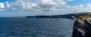 Batı İrlanda 'daki engebeli kıyı şeridi ve Kilkee Kayalıkları manzarası