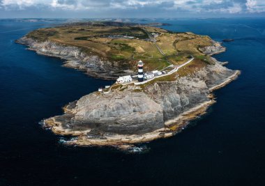Deniz fenerinin havadan görünüşü ve İrlanda 'nın batısındaki County Cork' taki Kinsale 'in eski müdürü.