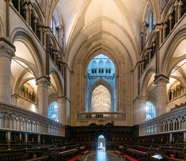 Canterbury, Birleşik Krallık - 10 Eylül 2022: Canterbury Katedrali 'nin içindeki Quire ve Crossing manzarası