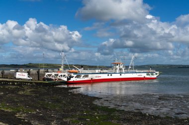 Tarbert, İrlanda - 4 Ağustos 2022: Tarbert feribotu batı İrlanda 'daki Shannon River Estuary feribot terminaline indi.