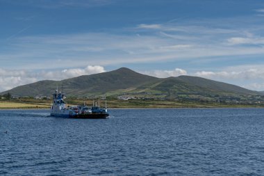 Renard Point, İrlanda - 8 Ağustos 2022: Valentia Adası Feribotunun Renard Point 'ten Batı İrlanda' nın Kerry ilçesindeki Knight 's Town' a geçişi
