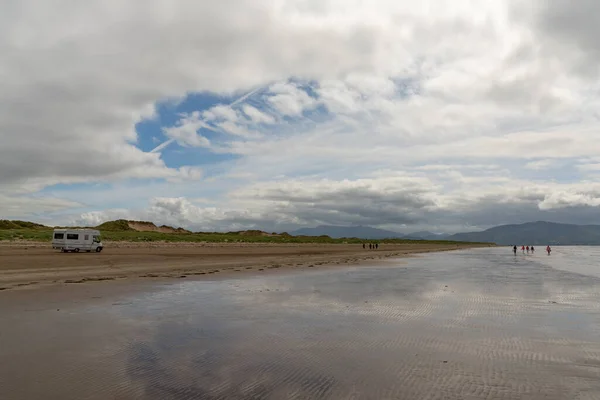 Inch Strand Ierland Augustus 2022 Camperrijden Langs Het Eindeloze Zandstrand — Stockfoto