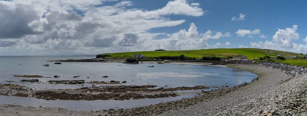 アイルランド キルバハ2022年8月4日 キルバハの趣のあるハムレットとアイルランド西部のクレア州のループヘッドの港の眺め — ストック写真