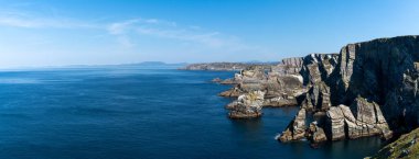 Batı İrlanda 'daki Mizen Yarımadası' nın kayalıklarının ve kıyılarının manzarası.