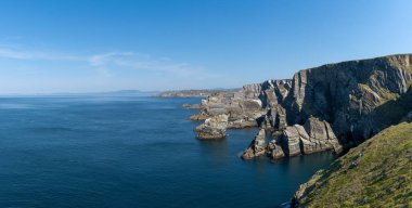 Batı İrlanda 'daki Mizen Yarımadası' nın kayalıklarının ve kıyılarının manzarası.