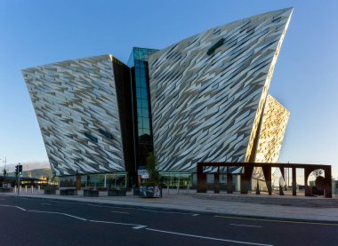 Belfast, Birleşik Krallık - 21 Ağustos 2022: Belfast şehir merkezindeki eski tersanelerdeki modern alüminyum ve çelik Titanik Müzesi 'nin manzarası