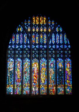 Chester, Birleşik Krallık - 26 Ağustos 2022: Cheshire 'daki Chester Katedrali' nin renkli cam penceresinin yakın görüntüsü