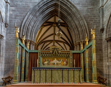 Chester, Birleşik Krallık - 26 Ağustos 2022: Cheshire 'daki tarihi Chester Katedrali' nin içindeki Son Akşam Yemeği tablosuyla süslü sunak