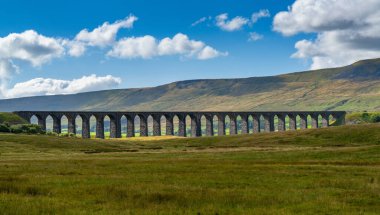 Kuzey Yorkshire 'daki tarihi Ribblehead Viaduct manzarası