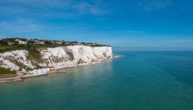 Cliffe 'deki St. Margaret' in insansız hava aracı manzarası Dover 'ın Beyaz Kayalıkları ve Manş Denizi' nin Güney Foreland 'i.