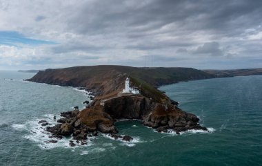 Manş Denizi üzerinde Güney Devon 'daki Başlangıç Noktası Deniz feneri ve Burun manzarası