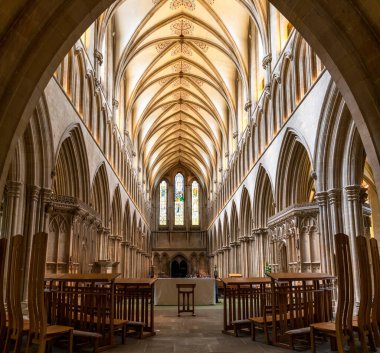 Wells, Birleşik Krallık - 1 Eylül 2022: Somerset 'teki tarihi Wells Katedrali içindeki merkez nave sunak manzarası