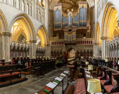 Wells, Birleşik Krallık - 1 Eylül 2022: Wells 'in tarihi katedrali içindeki kilise orgu ve koro manzarası