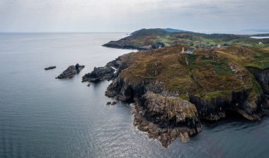 West Cork 'taki Baltimore Limanı ve Sherkin Adası Deniz Feneri' nin girişinin manzarası.