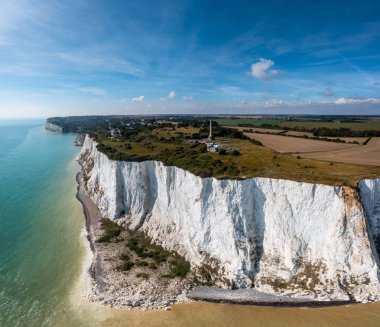 Dover 'ın Beyaz Uçurumları ve Güney Foreland' ın Dover Devriye Heykeli 'nin insansız hava aracı görüntüsü.