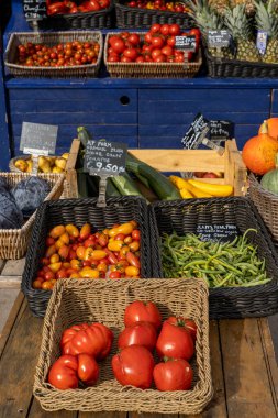 Greystone, İrlanda - 18 Ağustos 2022: Greystone 'daki tam besin ve organik ürünler mağazasındaki meyve ve sebze vitrininin yakın görüntüsü