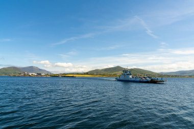 Renard Point, İrlanda - 8 Ağustos 2022: Valentia Adası Feribotunun Renard Point 'ten Batı İrlanda' nın Kerry ilçesindeki Knight 's Town' a geçişi