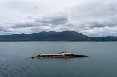 Tralee Körfezi 'ndeki Little Samphire Adası' ndaki tarihi Fenit Deniz Feneri 'nin hava manzarası.