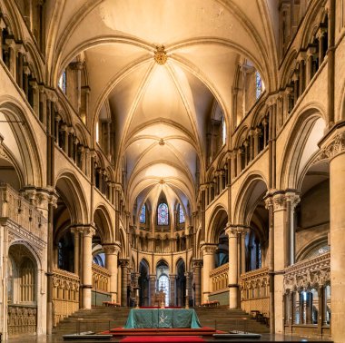 Canterbury, Birleşik Krallık - 10 Eylül 2022: Sunak manzarası ve Canterbury Katedrali içindeki Trinity Şapeli 'ne giden adımlar