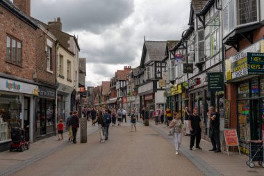 Chester, Birleşik Krallık - 26 Ağustos 2022: Meşgul ana caddede birçok insanın bulunduğu tarihi şehir merkezi Chester manzarası